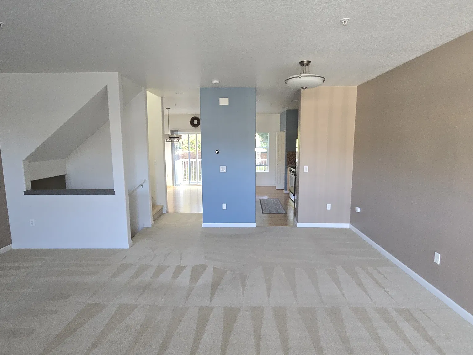 3 bed, 2.5 bath, 1382 sqft, $2,500 — Photo 3