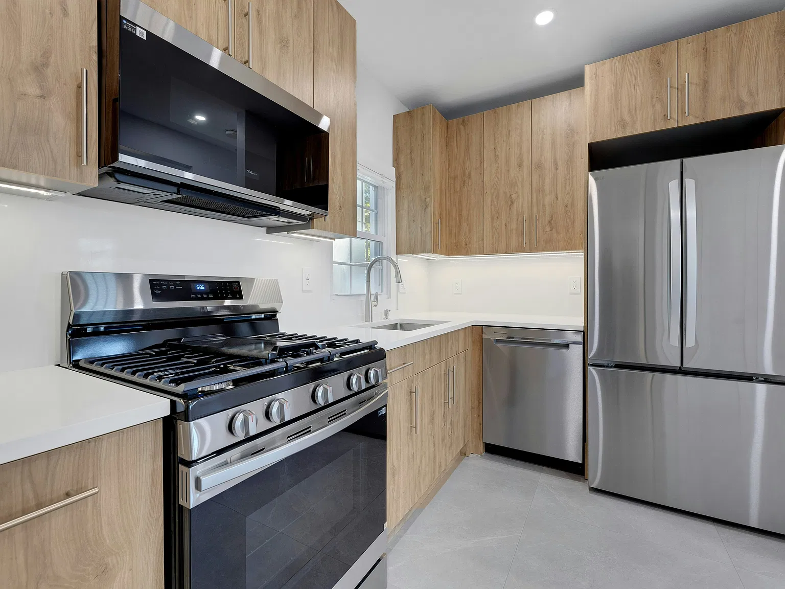 2 bed, 900 sqft, $3,800 — Photo 4