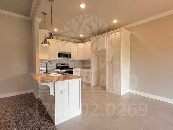 5th image of 904 Maple View St