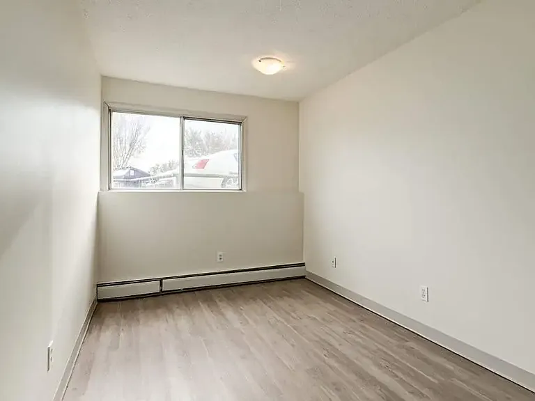 1023 3rd Ave E — Photo 12