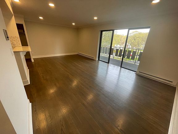 4th image of 320 Hammond Pond Pkwy #591