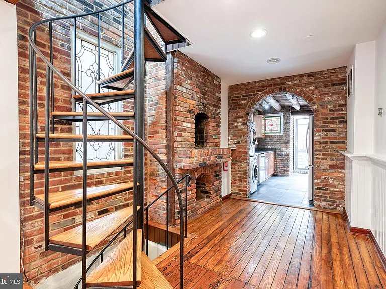 223 E Churchill St — Photo 12