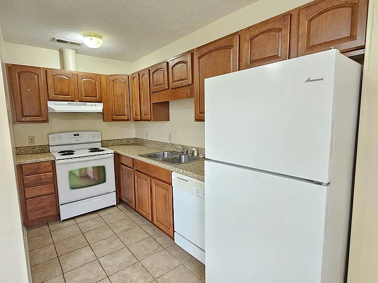 1322 Kings Dr #A — Photo 8