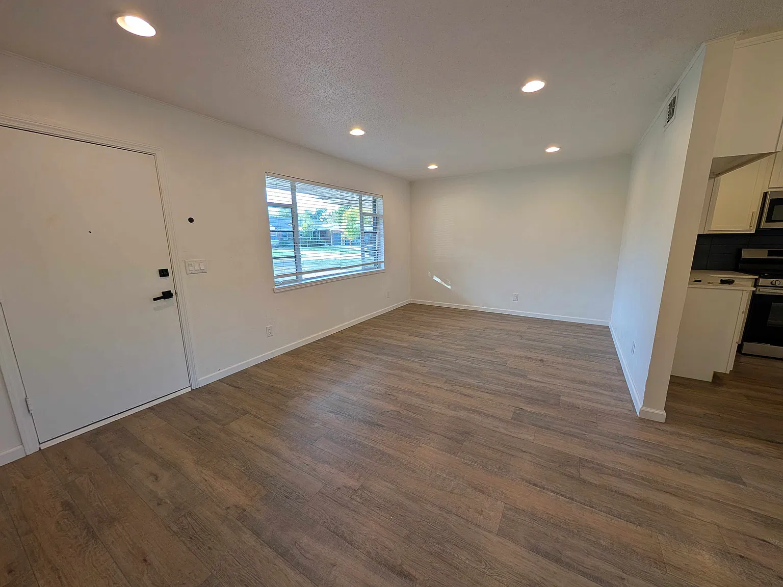 2 bed, 823 sqft, $1,300 — Photo 2