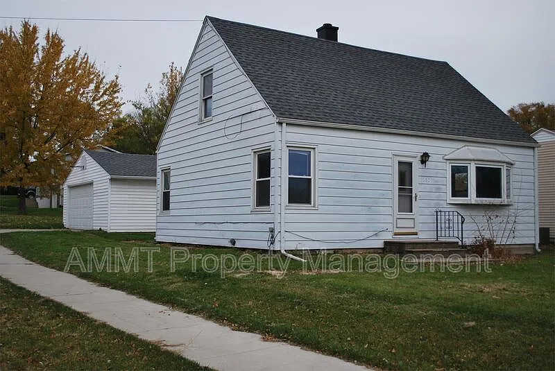 4 bed, 1.0 bath, 972 sqft, $1,400 — Photo 2
