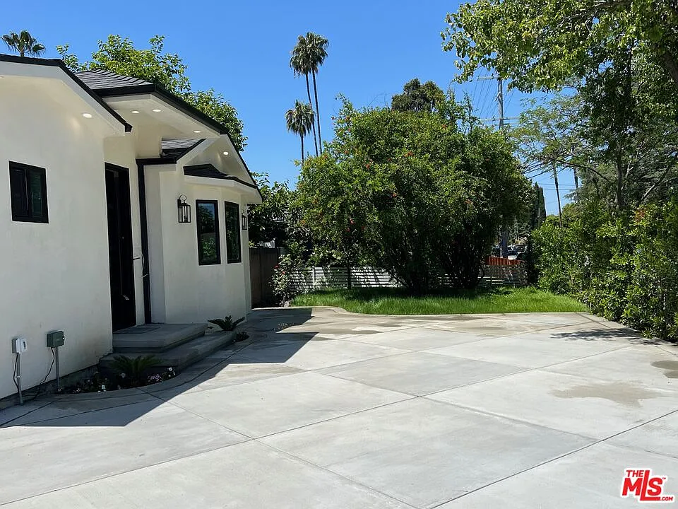 3 bed, 3.5 bath, 1600 sqft, $5,800 — Photo 3