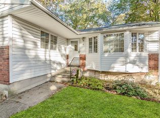 19 Talbot Ln, Smithtown, NY 11787