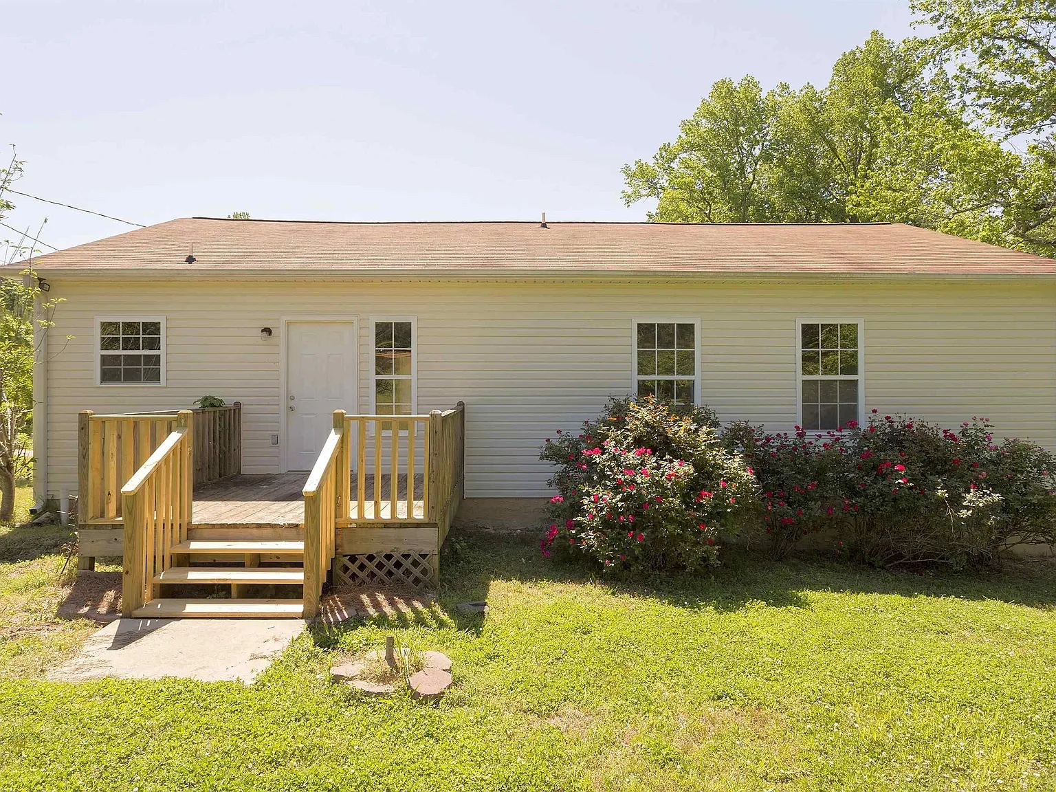 3 bed, 2.0 bath, 1288 sqft, $1,595 — Photo 2