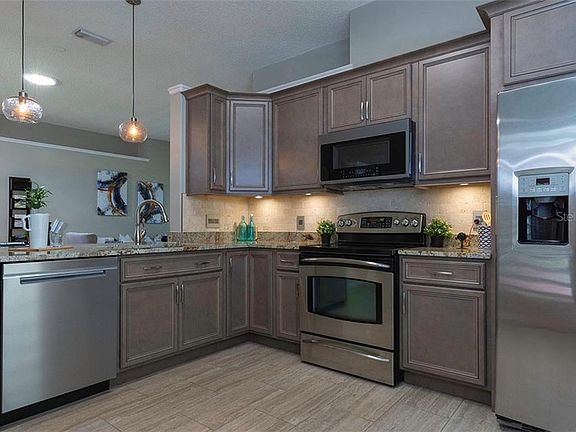 5th image of 556 Valencia Place Cir