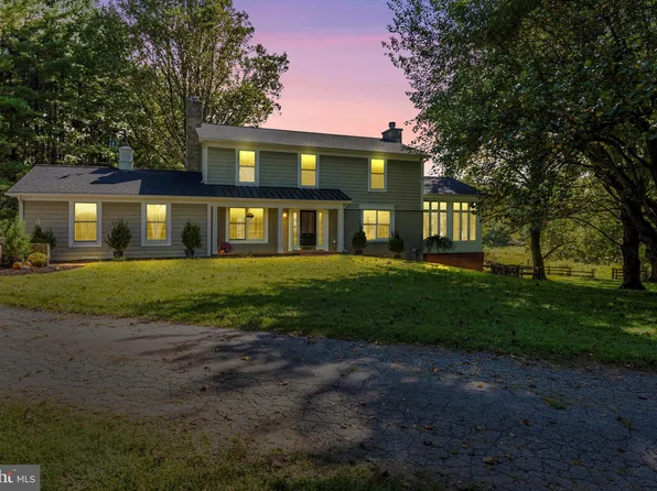 12455 Howard Lodge Dr, Sykesville, MD 21784