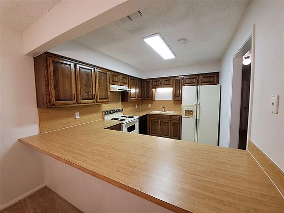 3rd image of 110 Westpark Dr N