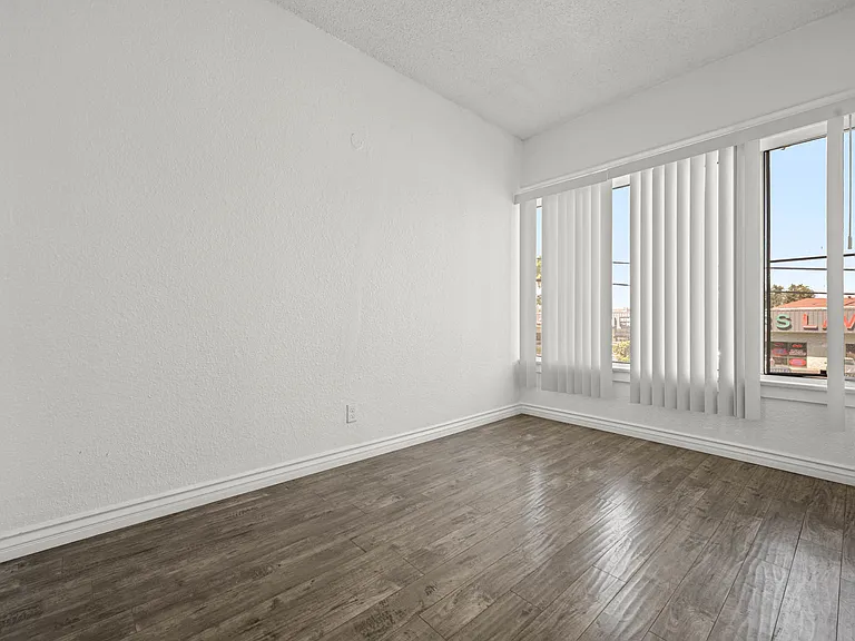 1280 W Jefferson Blvd — Photo 15