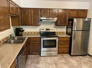 661 Ridgeview Dr E, Wayzata, MN 55391