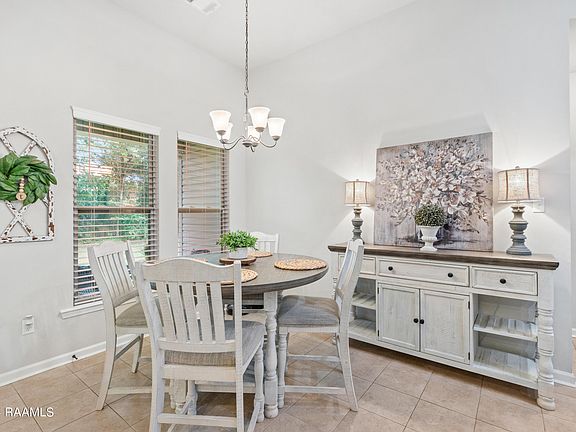 4th image of 323 Elwick Dr
