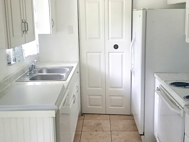 225 Avacado Ct #4 — Photo 4