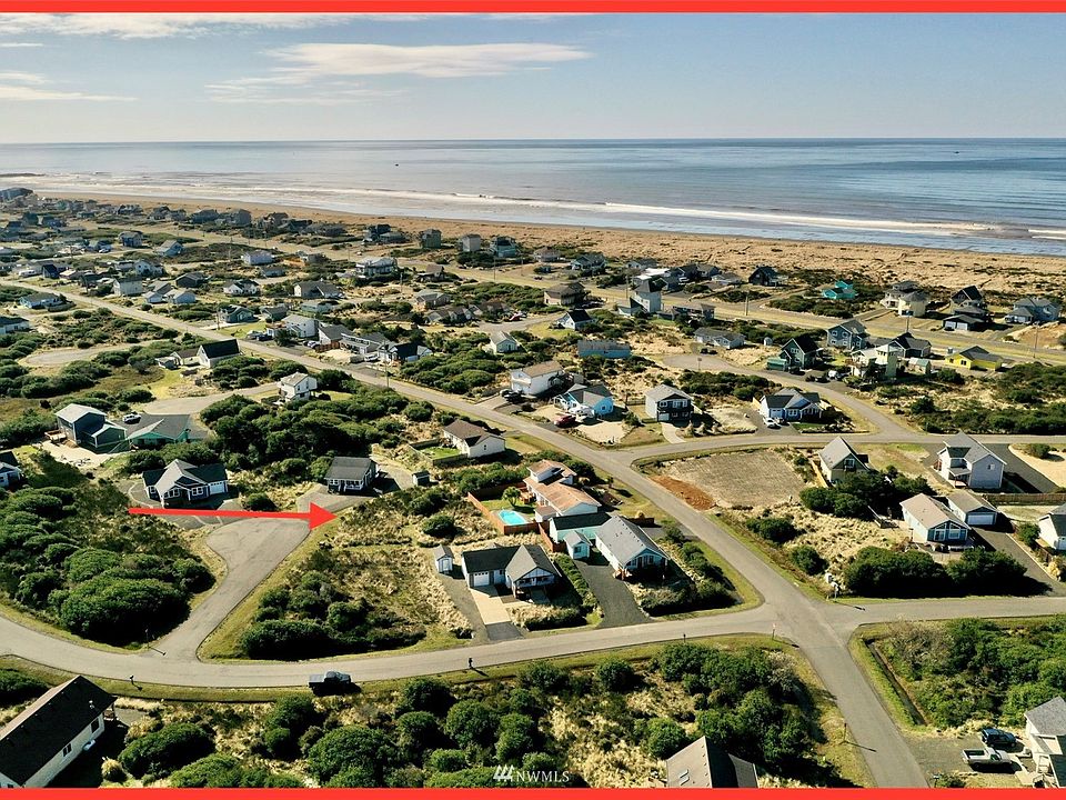 This 8,081sqft parcel is so close to the ocean!>
