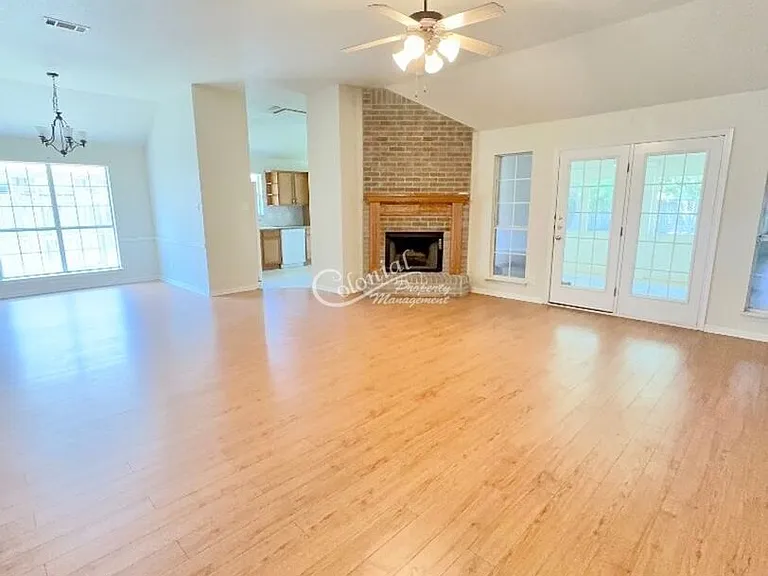 2032 Stonehenge Dr — Photo 3