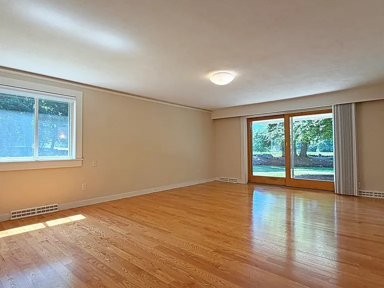 37 Stephen Pl — Photo 20
