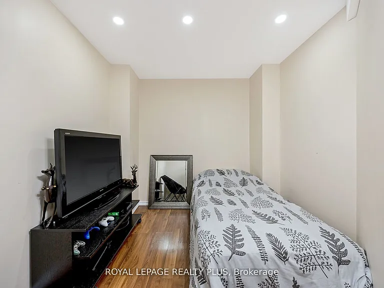 1542 Gainer Cres — Photo 36