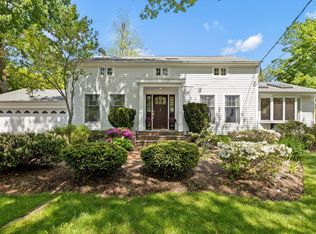 8 Prospect Rd, Centerport, NY 11721