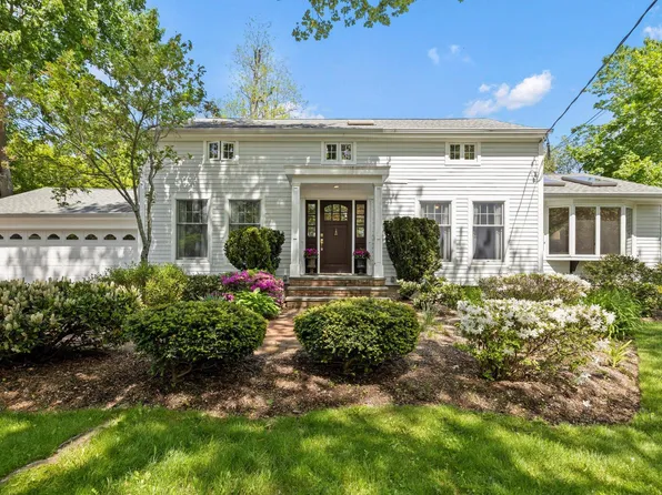 8 Prospect Road, Centerport, NY 11721