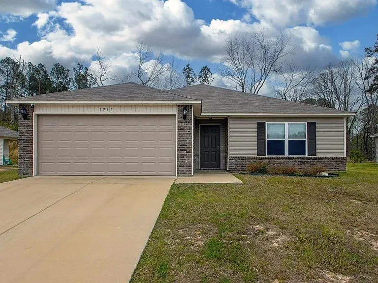 1961 Auburn Hills Dr — Photo 1