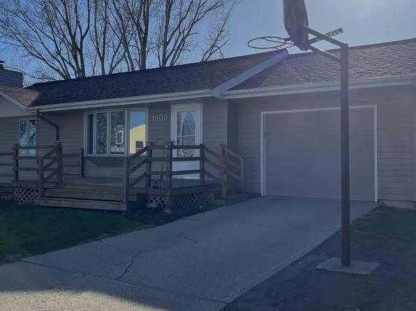 1609 5 1/2 Ave NE, Jamestown, ND 58401