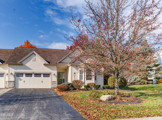 17 Hampton Cir, Mechanicville, NY 12118