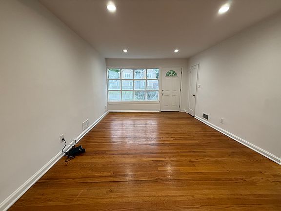 3rd image of 132 Heather Hill Rd