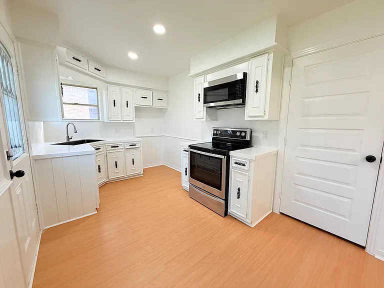 1947 Berwick Ave — Photo 6