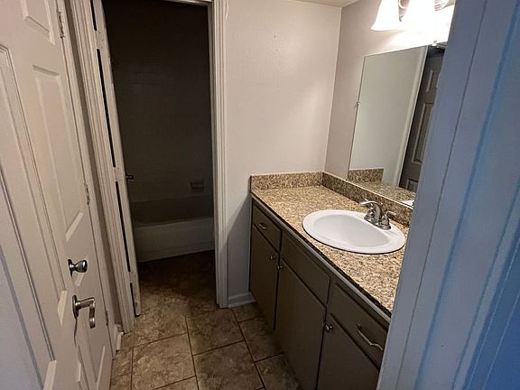 3rd image of 902 Park Ln