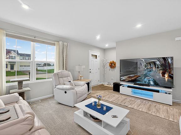4th image of 454 Thresher St