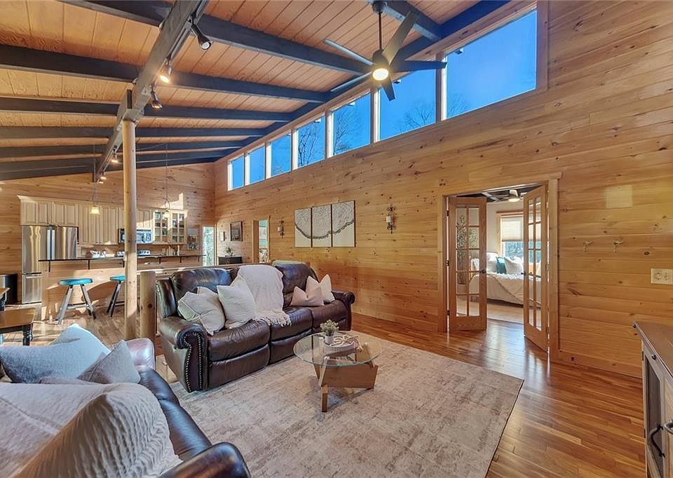 1st image of 455 Tamarack Dr