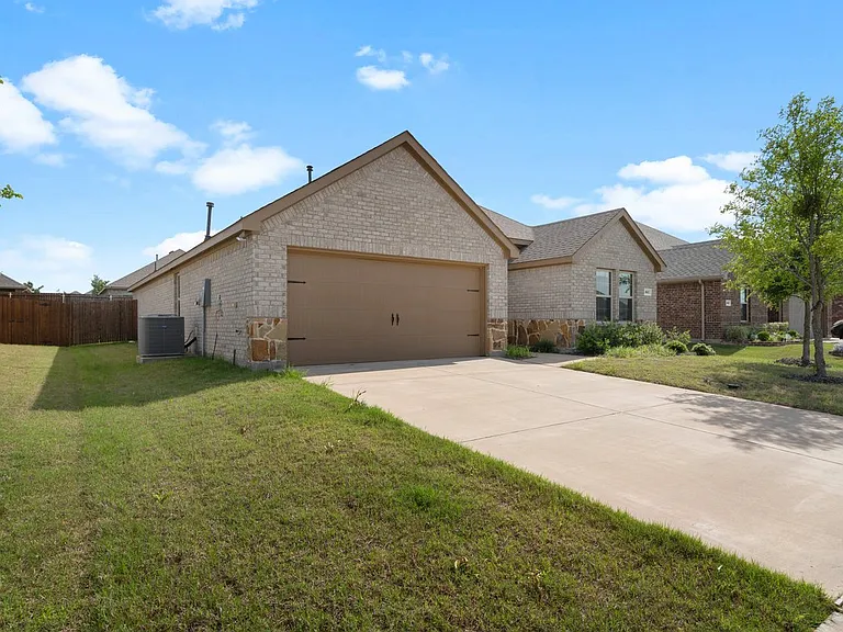 917 Dewy Glen Ln — Photo 3