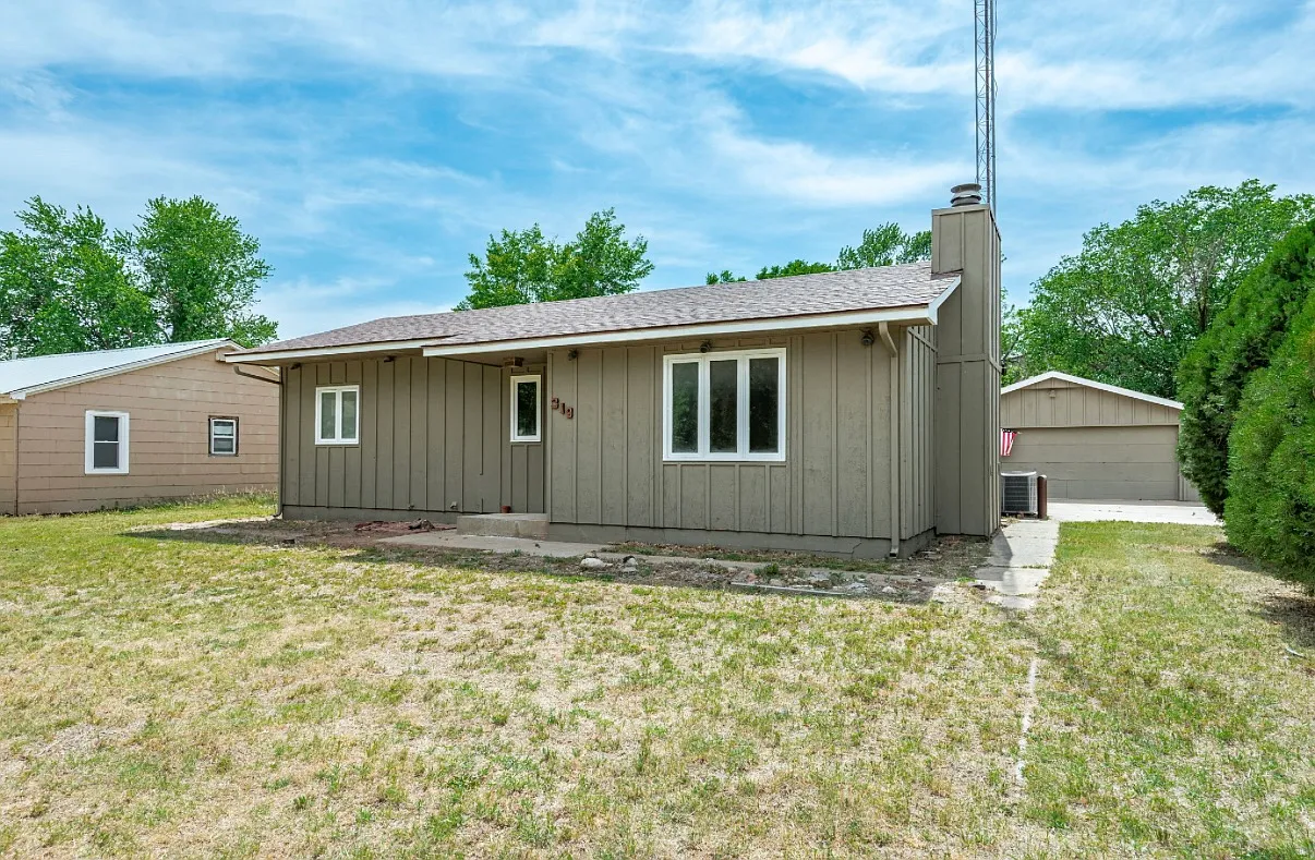 3 bed, 1024 sqft, $1,095 — Photo 2