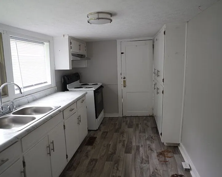1415 Hatcher Ave SE — Photo 2