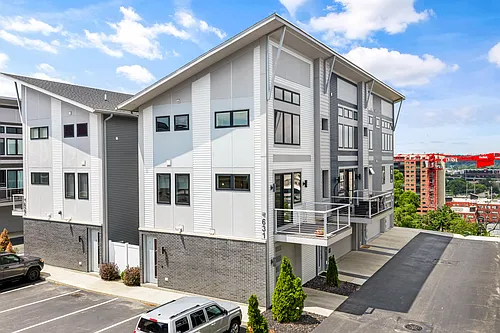 631 Fairview Ave NE #1 Photo 1