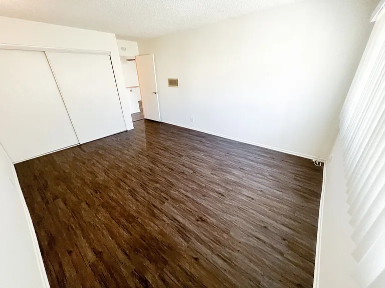 11018 Moorpark Apartments — Photo 4