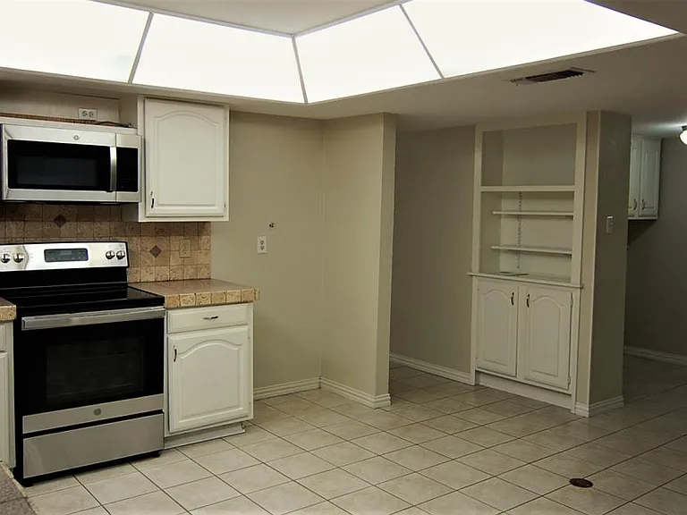 2619 Creekview Dr — Photo 11