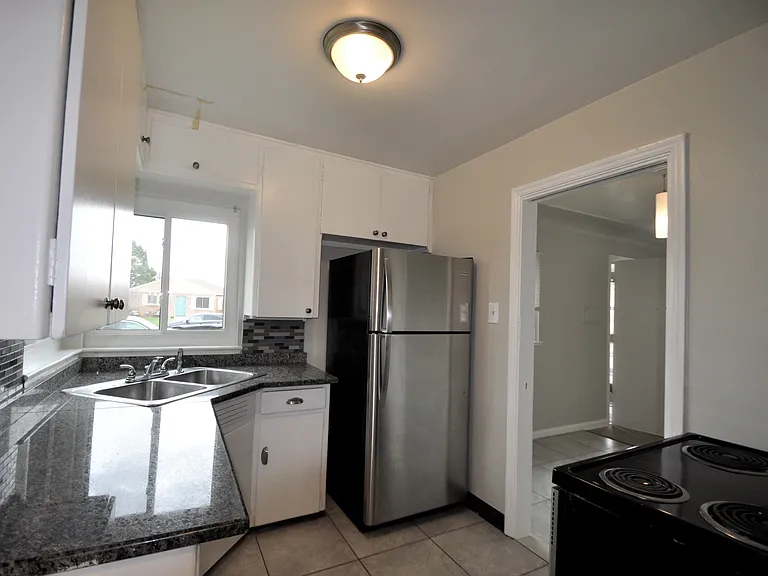 2525 Olive St — Photo 11