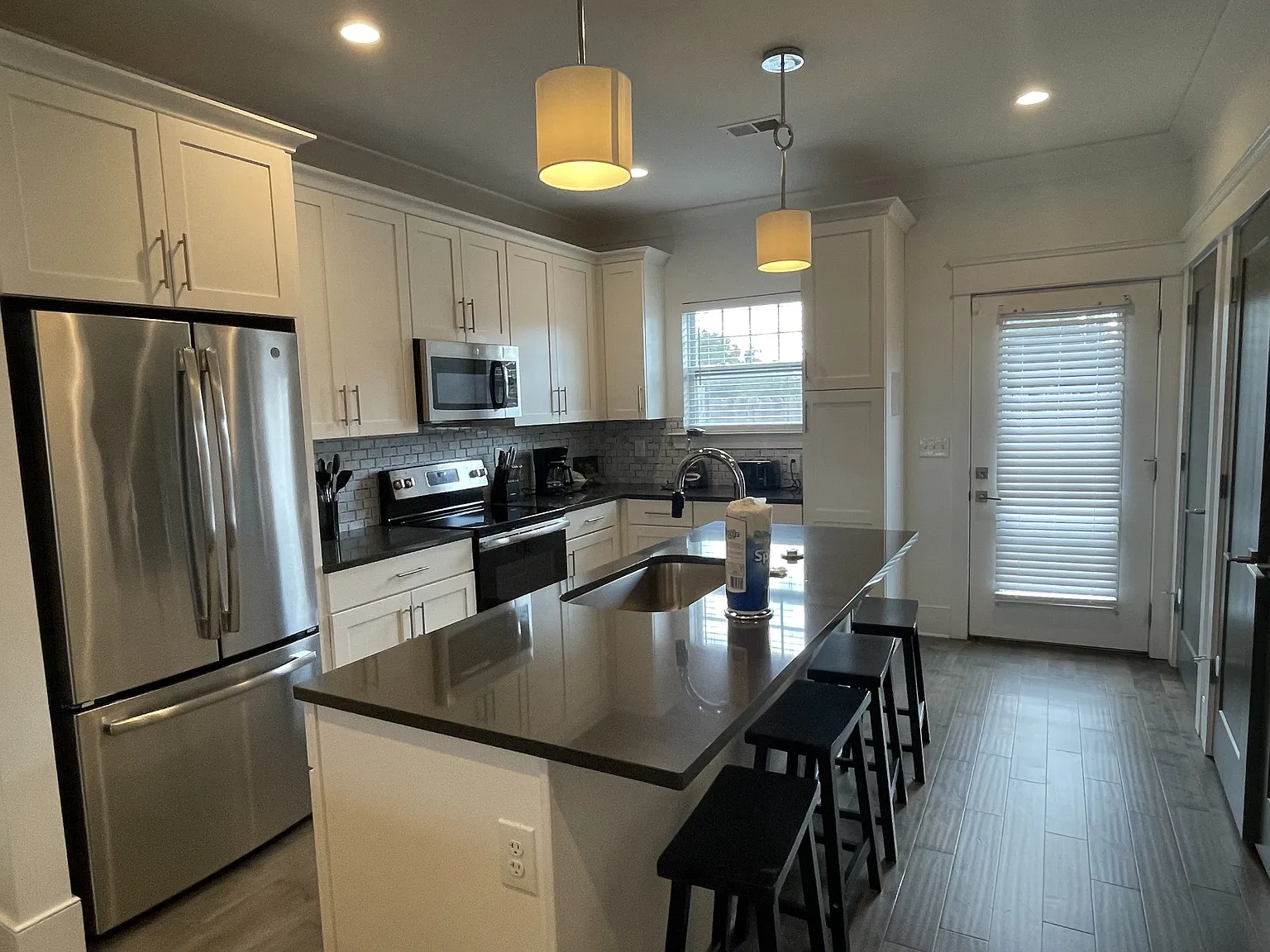 3 bed, 4.0 bath, 2171 sqft, $3,700 — Photo 4