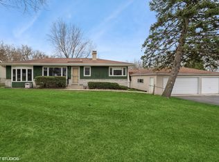 7 Lakewood Dr, Cary, IL 60013