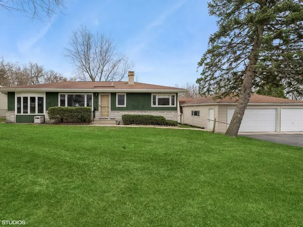 7 Lakewood Dr, Cary, IL 60013