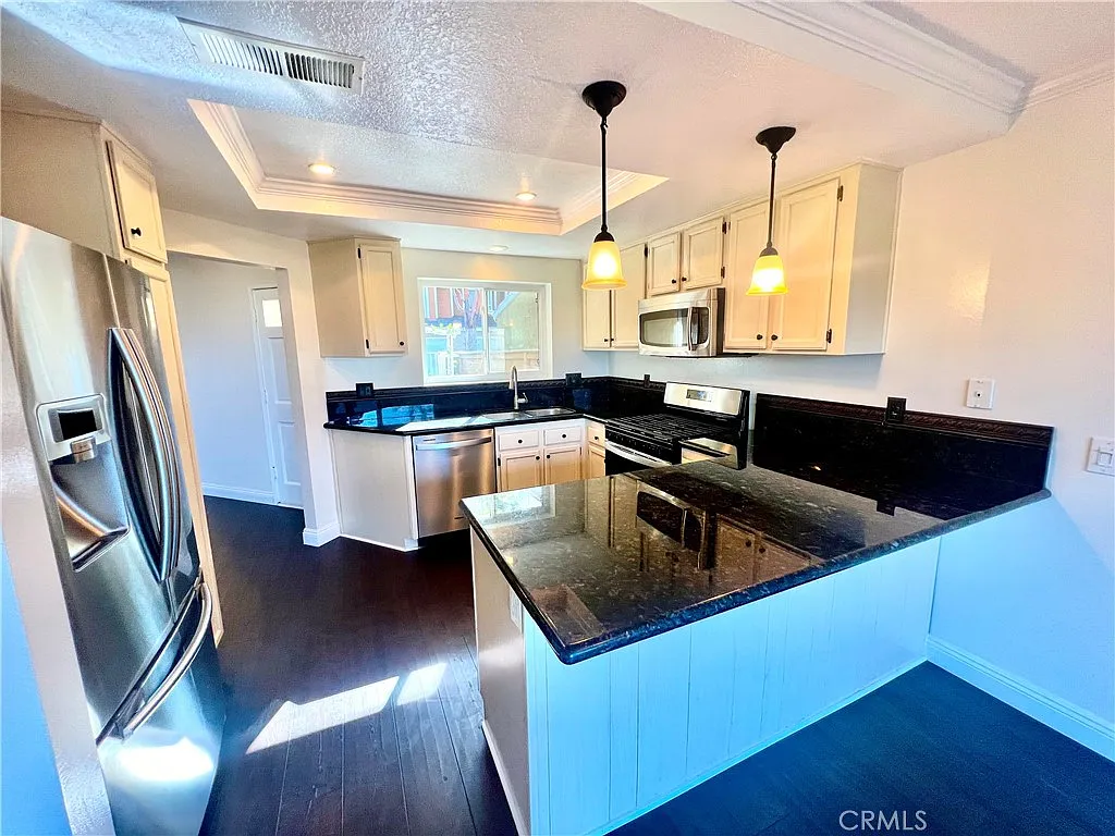 3 bed, 2.5 bath, 1335 sqft, $4,000 — Photo 2