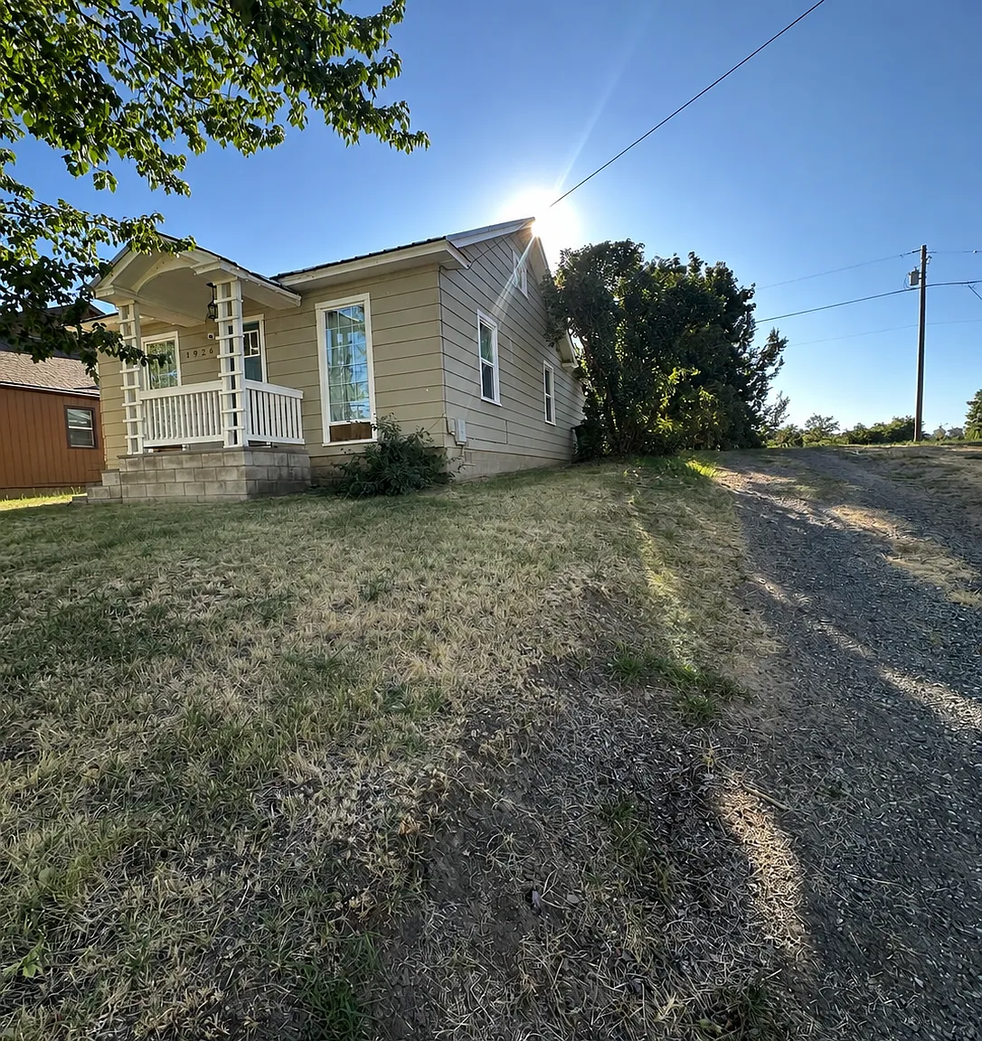 1926 Riverside Dr — Photo 1
