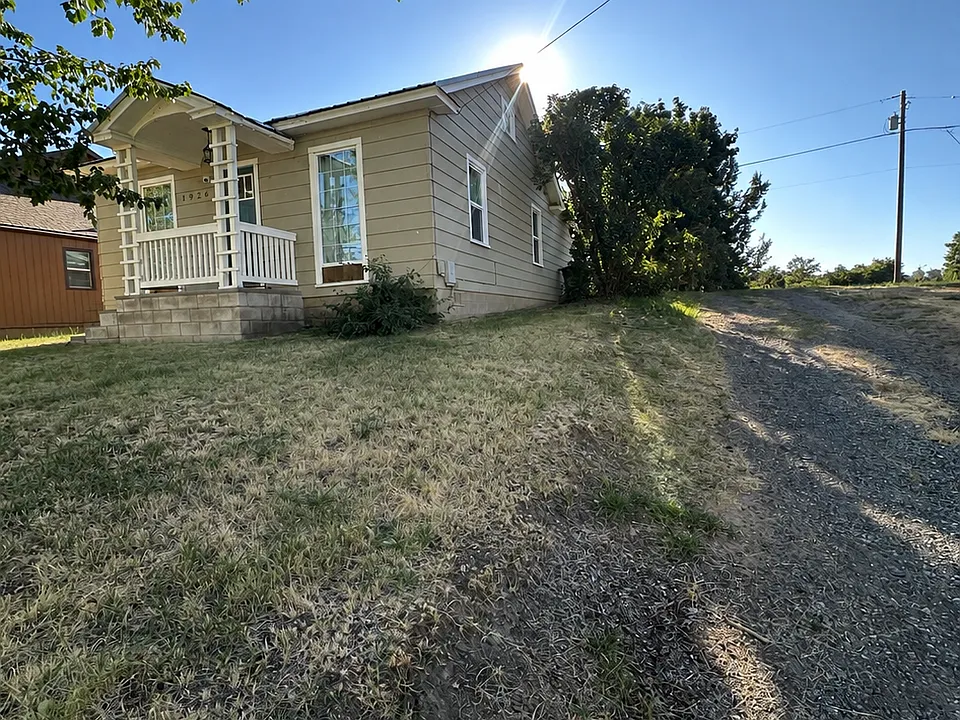 1926 Riverside Dr