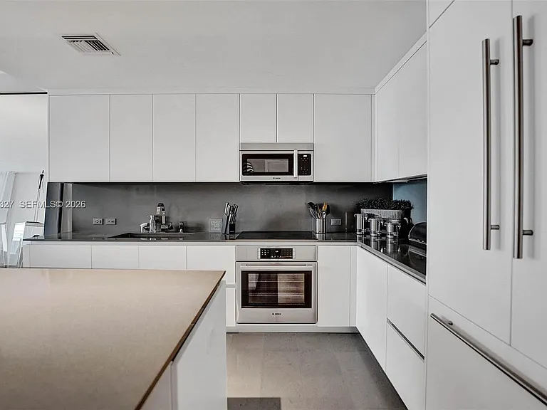 88 SW 7th St #1408 — Photo 42