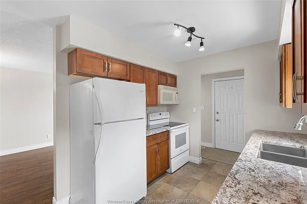 3 bed, 1.5 bath, $2,300 — Photo 4