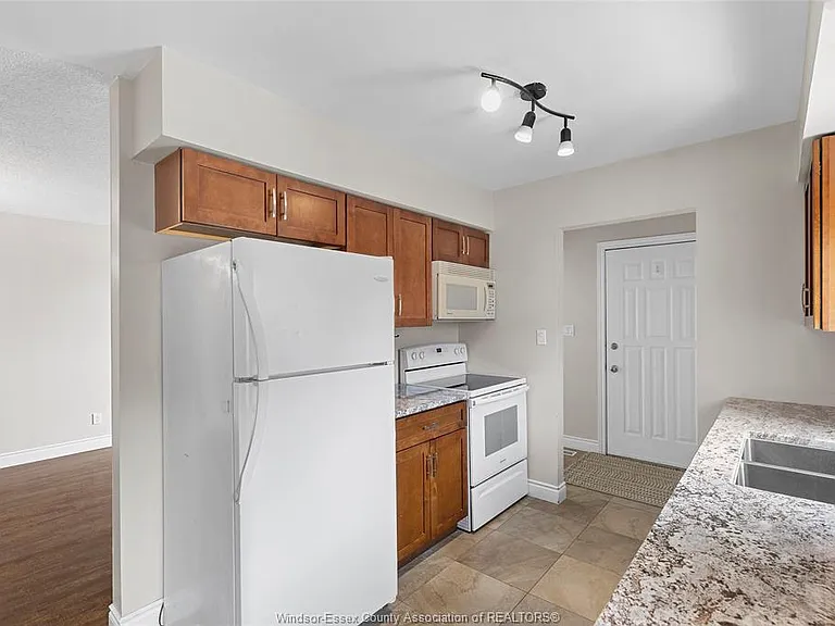 3083 Jefferson Blvd — Photo 4