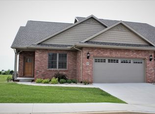 17 Saint Ivans Cir, Bloomington, IL